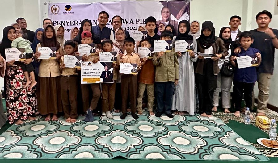 Lola Nelria Salurkan Ratusan Beasiswa PIP untuk Pelajar Garut