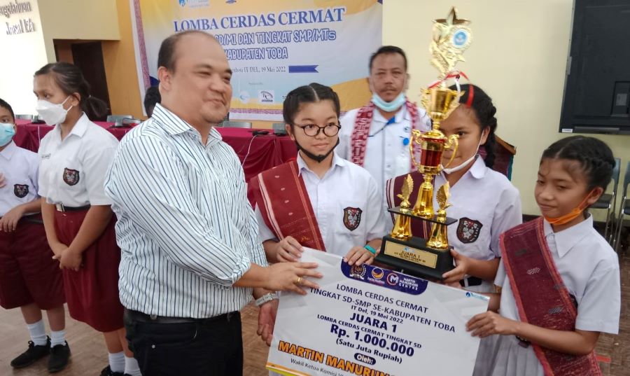 Martin Manurung Beri Hadiah Lomba Cerdas Cermat di Toba