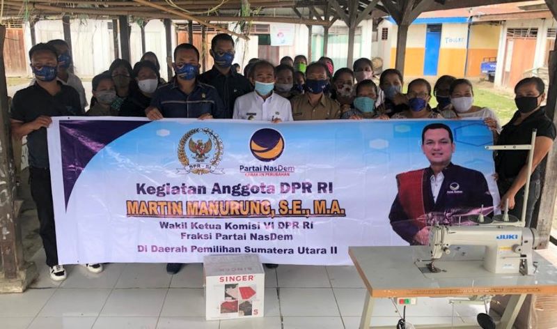 Martin Bagikan Alat Konveksi untuk Pelaku IKM di Toba