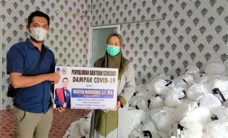 Martin Bagikan 1.200 Paket Sembako di Tapteng