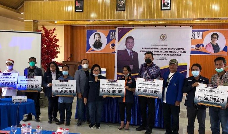 Martin Beri Bantuan Senilai Rp800 Juta untuk Warga Taput
