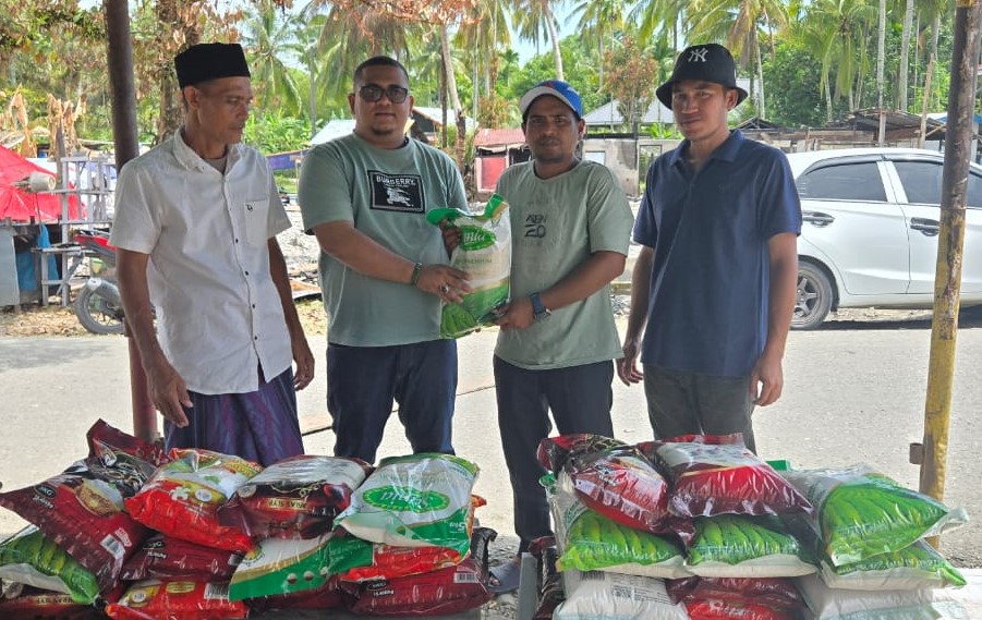 Muslim Ayub Salurkan Bantuan untuk Korban Kebakaran di Aceh Selatan