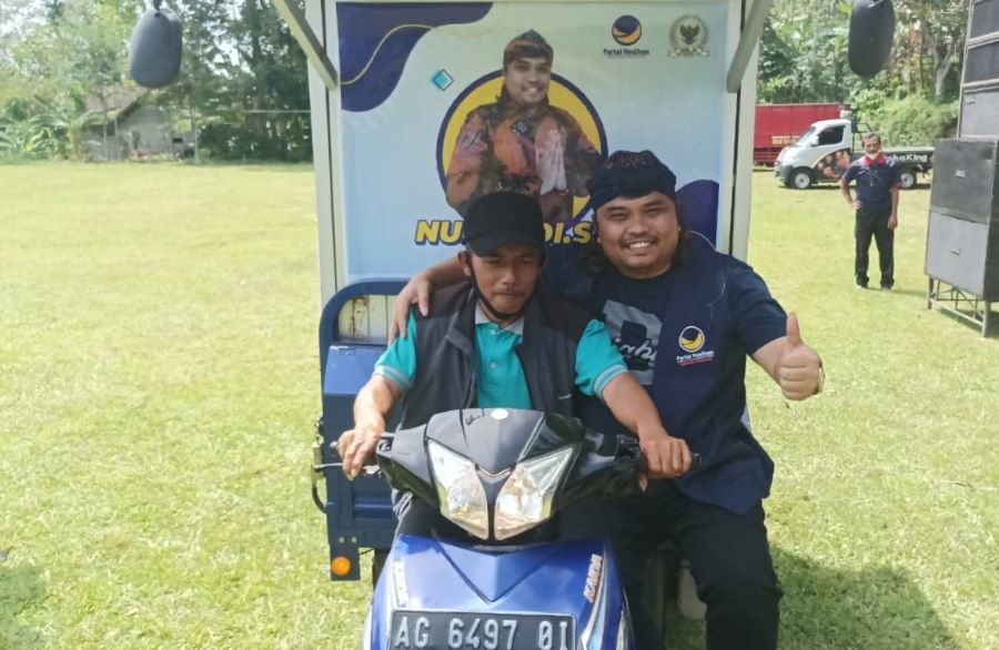 Nurhadi Beri Kendaraan Roda Tiga ke Komunitas Bank Sampah Blitar