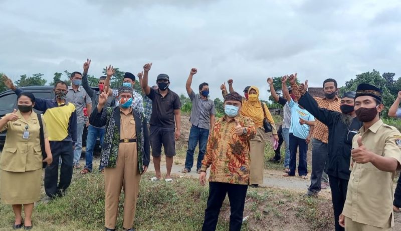 Nurhadi Salurkan Bantuan berupa Lapangan Serbaguna