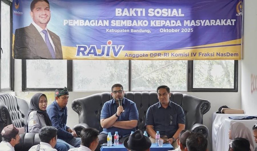 Sambut HUT NasDem, Rajiv Bagikan Paket Sembako untuk Masyarakat Bandung
