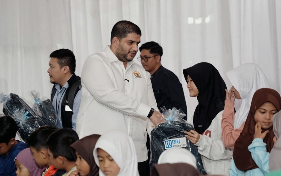 Rajiv Salurkan PIP untuk Anak-Anak Korban Longsor di Bandung Barat