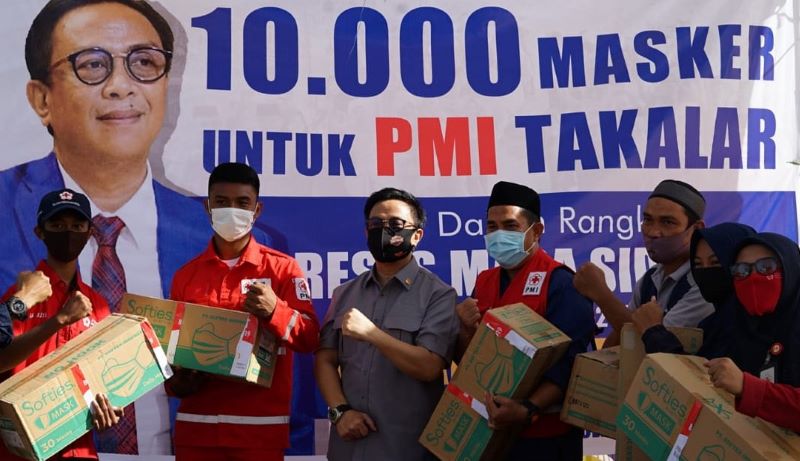 Rapsel Ali Sumbang 10.000 Masker Medis untuk PMI Takalar