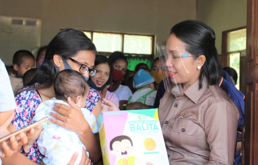 Perangi Stunting, Ratu Wulla Beri Bantuan PMT untuk Balita