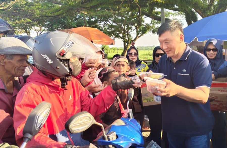Rico Sia Turun ke Jalan Bagikan Takjil di Sorong