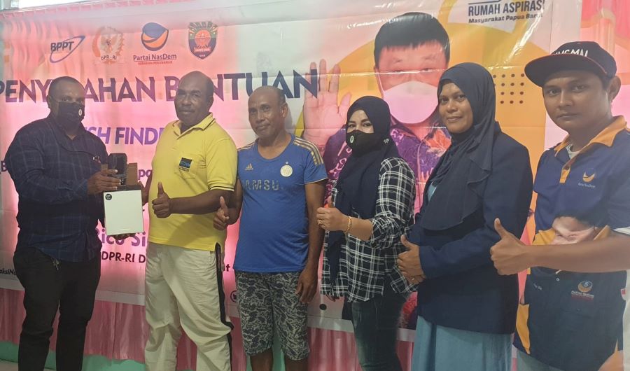 Rico Salurkan Bantuan Fish Finder untuk Nelayan Kaimana