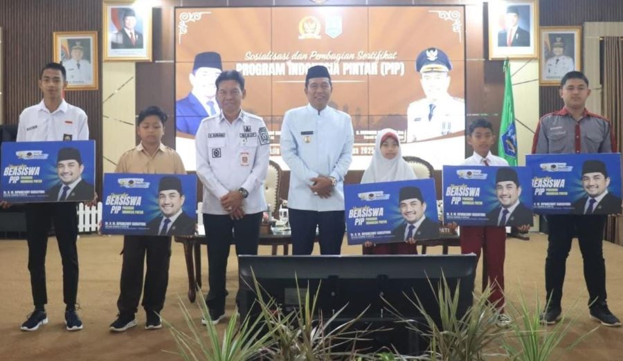 Rifqinizamy Salurkan Beasiswa PIP untuk Pelajar Hulu Sungai Tengah