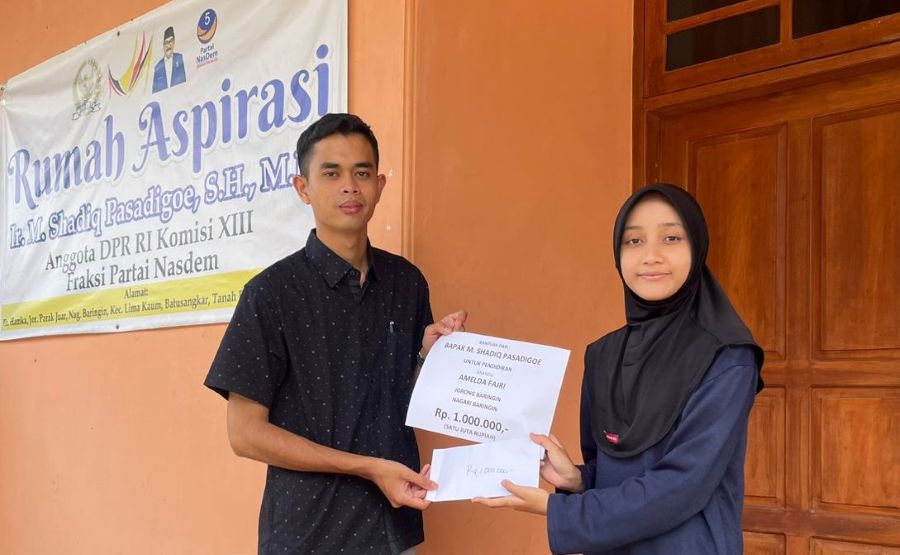 Shadiq Pasadigoe Bantu Pendidikan Pelajar Berprestasi di Tanah Datar