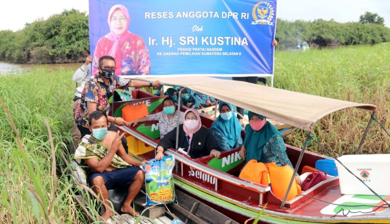 Sri Kustina Serap Aspirasi Warga dan Bagi Bantuan