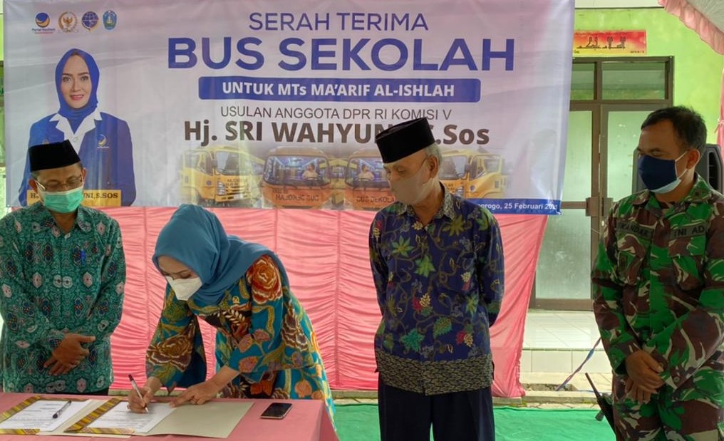 Sri Wahyuni Salurkan Bantuan Tiga Bus Sekolah ke  Ponpes