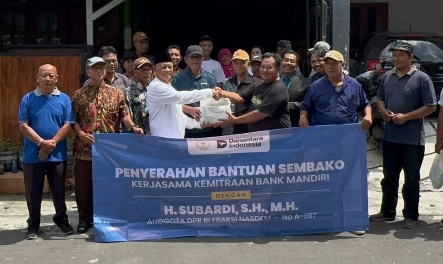 Sambut Idulfitri, Subardi Bagikan Bingkisan Lebaran
