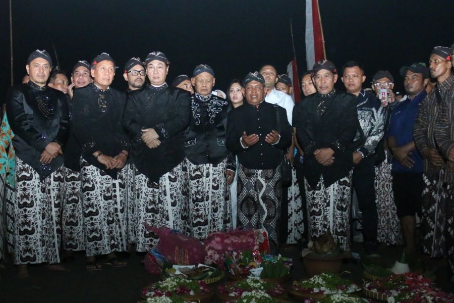 Peringati Malam 1 Suro, NasDem Gelar Wayang di Pantai Parangkusumo