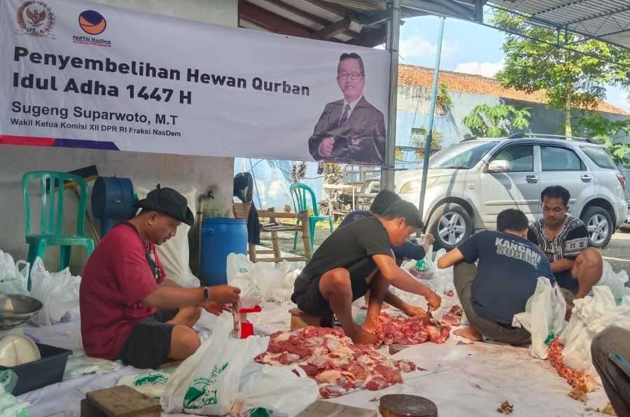 Sugeng Suparwoto Salurkan Hewan Kurban untuk Warga Banyumas dan Cilacap