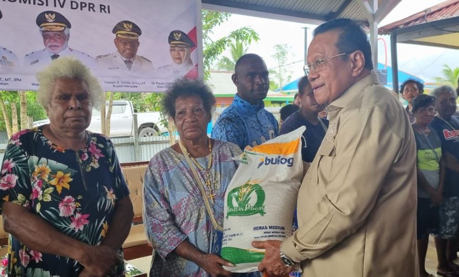 Sulaeman Hamzah Salurkan Bantuan Pangan untuk Masyarakat Merauke