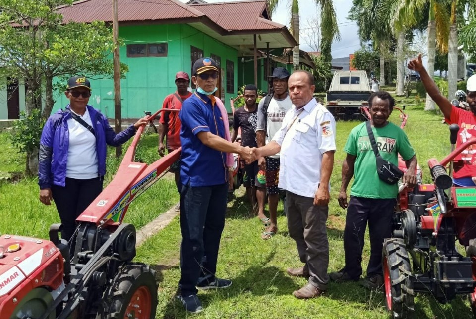 Sulaeman Hamzah Salurkan Alsintan untuk Masyarakat Mappi