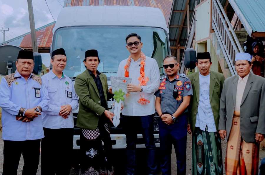 Teguh Iswara Bantu Pengadaan Bus Sekolah untuk Ponpes di Bulukumba