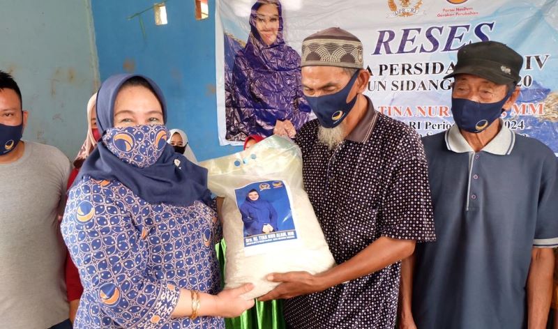 Tina Distribusikan 1,1 Ton Beras untuk Korban Banjir