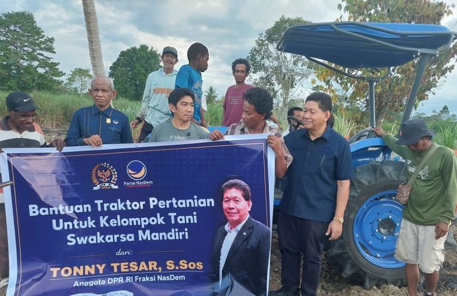 Tonny Tesar Salurkan Bantuan Traktor untuk Petani Abepura Papua