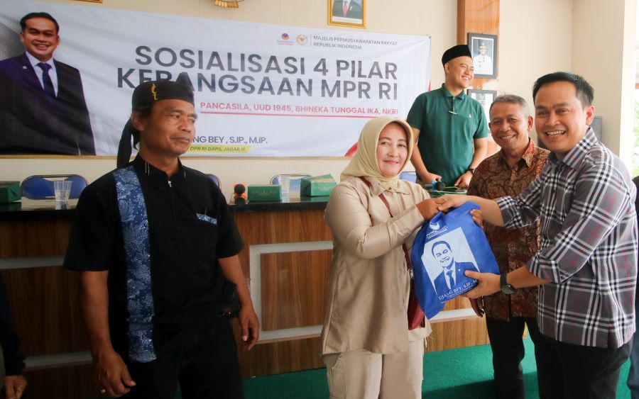 Ujang Bey Kawal Realisasi Bedah Rumah di Sumedang