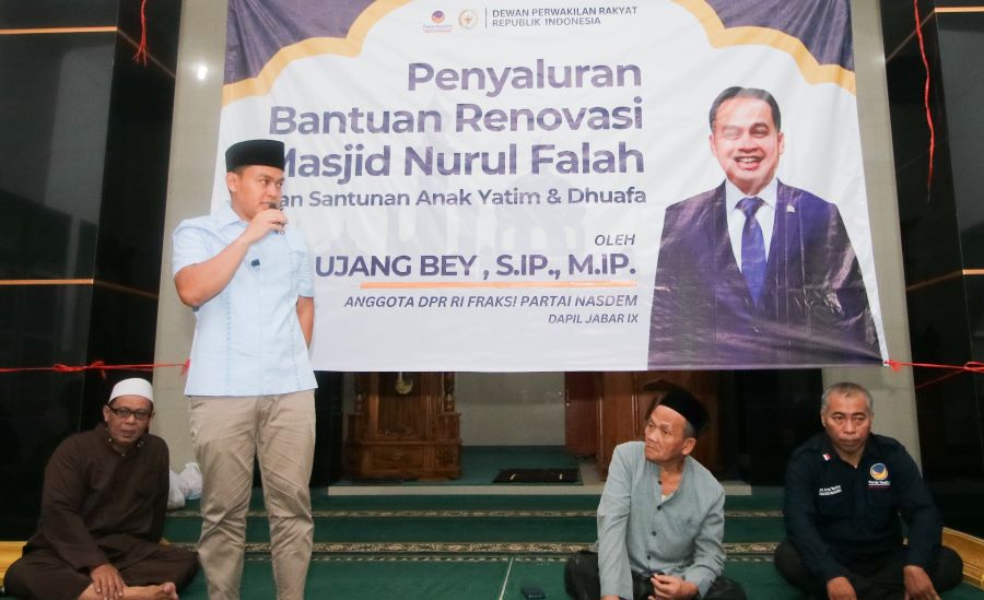 Ujang Bey Salurkan Bantuan Renovasi Masjid dan Santuni Anak Yatim di Majalengka