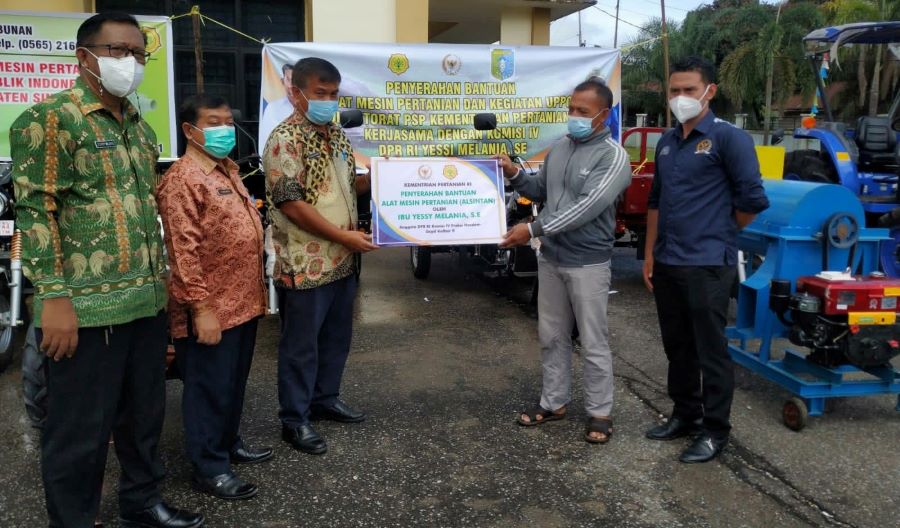 Yessy Serahkan Bantuan Alsintan untuk 10 Poktan di Sintang