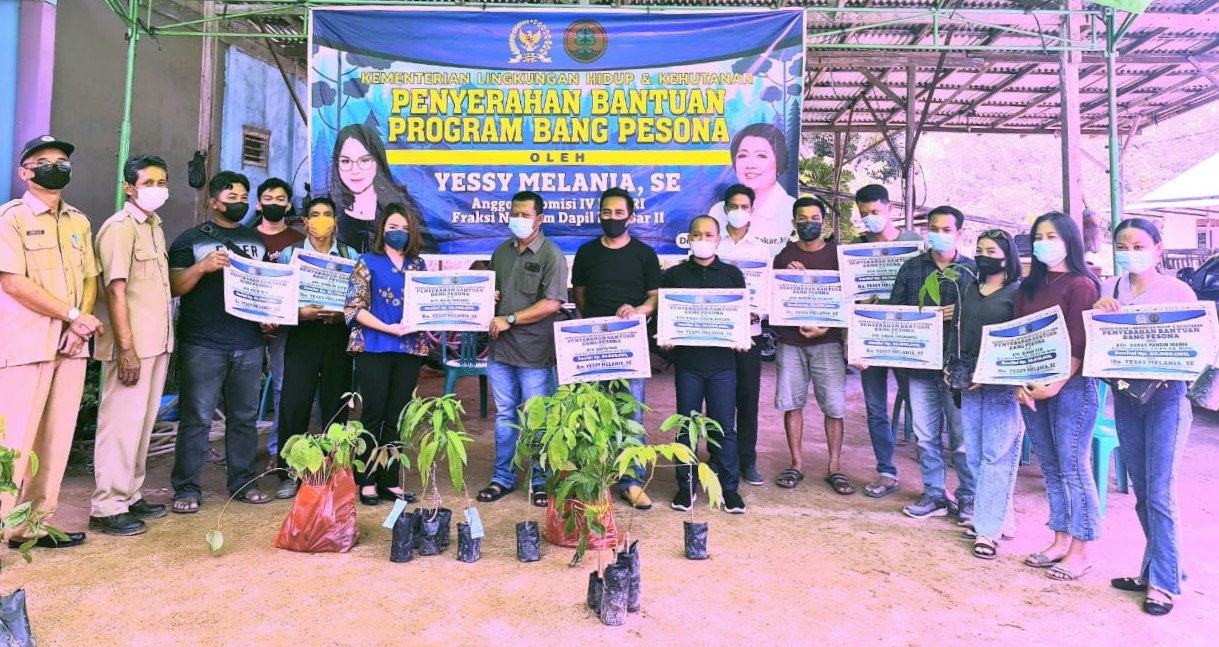 Yessy Salurkan Bantuan Bang Pesona kepada 12 KTH di Kalbar